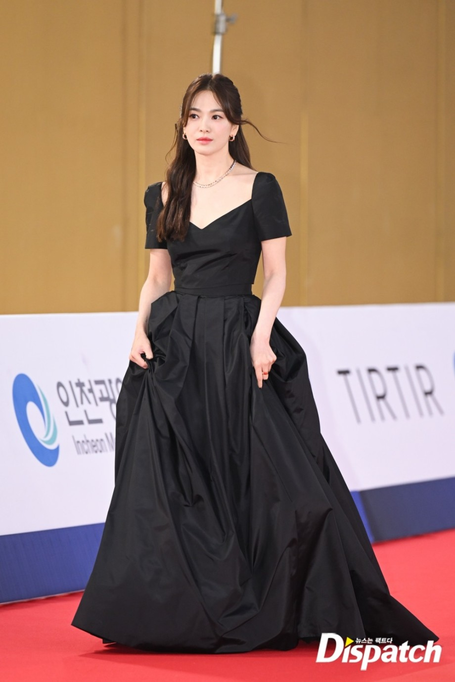 Song Hye Kyo khóc nghẹn khi thắng Daesang ở Rồng Xanh, liền bị tung ảnh được Lee Min Ho cầu hôn? - Hình 2