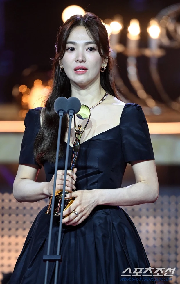Song Hye Kyo khóc nghẹn khi thắng Daesang ở Rồng Xanh, liền bị tung ảnh được Lee Min Ho cầu hôn? - Hình 5