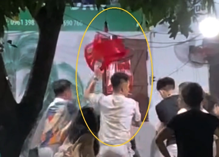 Vụ cô gái bị người đàn ông cầm ghế đánh vào đầu: Hé lộ nguyên nhân vụ việc - Hình 1
