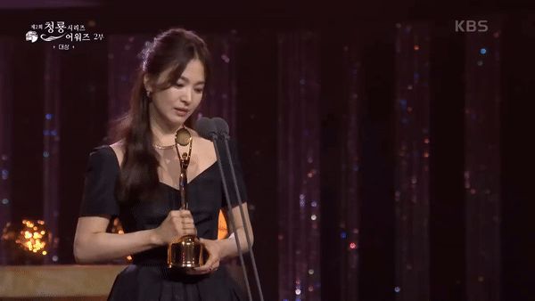 Đang rưng rưng, Song Hye Kyo bỗng bật cười khi khán giả hét toáng lên 1 câu giữa lúc nhận giải Daesang Rồng Xanh - Hình 1