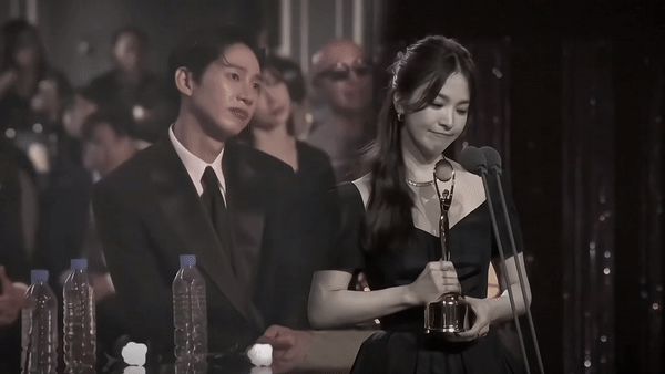 Bạn diễn bất ngờ được gán ghép với Song Hye Kyo, ánh mắt chỉ có mình em từ Baeksang đến Rồng Xanh khiến netizen phát cuồng - Hình 6