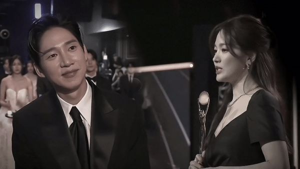 Bạn diễn bất ngờ được gán ghép với Song Hye Kyo, ánh mắt chỉ có mình em từ Baeksang đến Rồng Xanh khiến netizen phát cuồng - Hình 4