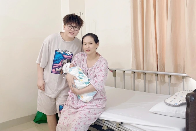 Cặp đôi LGBT từ cô dâu Vĩnh Long hóa chú rể ở Khánh Hòa hạnh phúc đón con trai đầu lòng - Hình 2