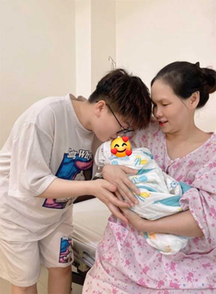 Cặp đôi LGBT từ cô dâu Vĩnh Long hóa chú rể ở Khánh Hòa hạnh phúc đón con trai đầu lòng - Hình 3