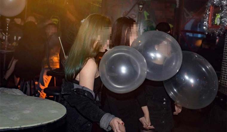 Cô gái bị tổn thương tủy sống cổ vì hít bóng cười liên tục trong 5 năm - Hình 3
