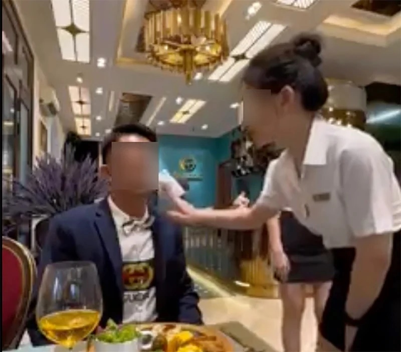 Xôn xao nhà hàng tại TP.HCM để nhân viên phục vụ đút thức ăn, lau miệng cho khách - Hình 2