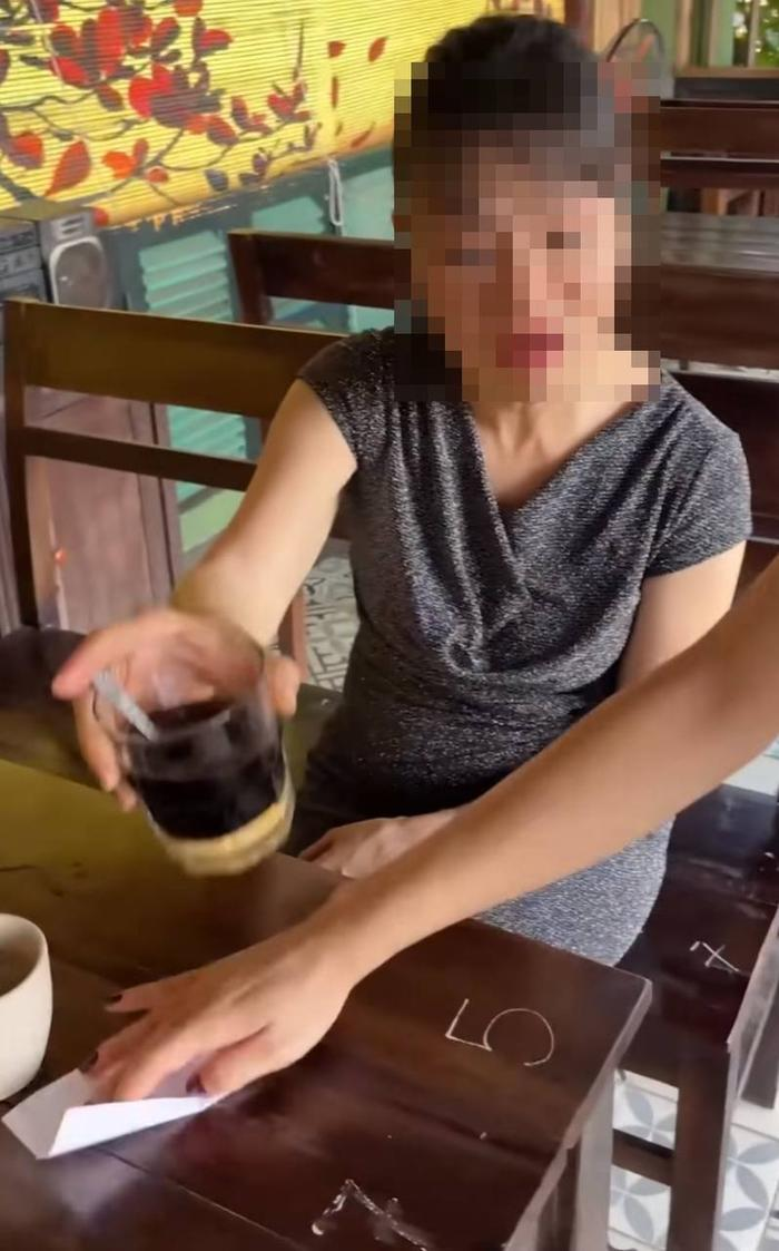 Bà cô trong clip Nâu lắc suy sụp, không dám ra đường vì bị dè bỉu, xa lánh, nhà đài huỷ show - Hình 1