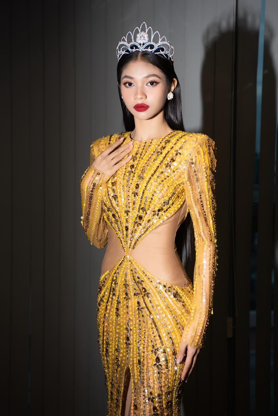 Á hậu Minh Kiên xài điện thoại bể nát, gia cảnh khổ sở nay đổi đời, cầm đồ mắc tiền vẫn chưa biết mở - Hình 9
