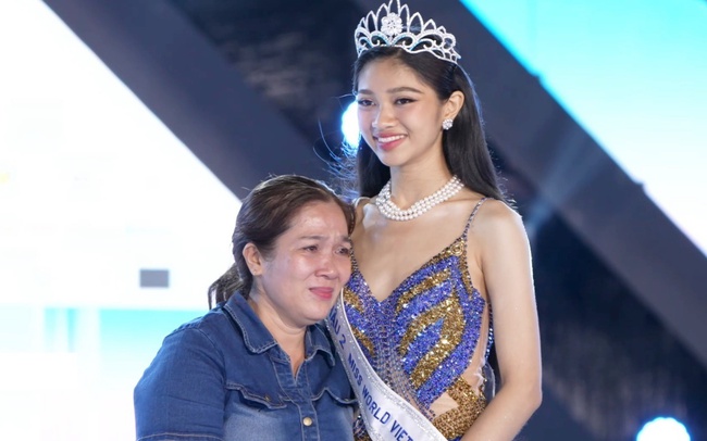 Á hậu Minh Kiên xài điện thoại bể nát, gia cảnh khổ sở nay đổi đời, cầm đồ mắc tiền vẫn chưa biết mở - Hình 4