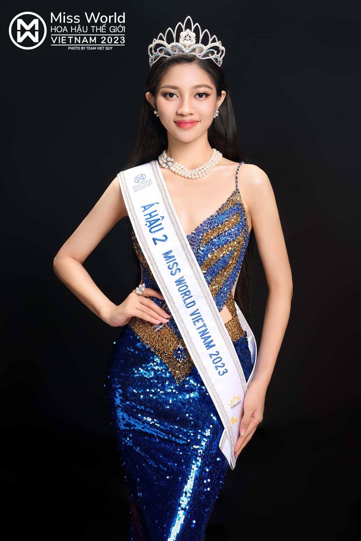 Á hậu Minh Kiên xài điện thoại bể nát, gia cảnh khổ sở nay đổi đời, cầm đồ mắc tiền vẫn chưa biết mở - Hình 2
