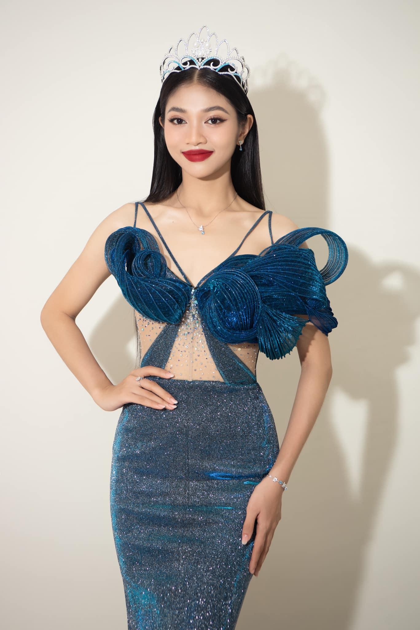 Á hậu Minh Kiên xài điện thoại bể nát, gia cảnh khổ sở nay đổi đời, cầm đồ mắc tiền vẫn chưa biết mở - Hình 8