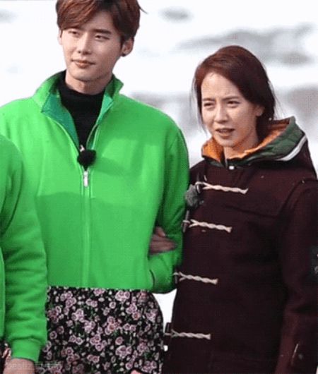 Park Bo Young tóm sống cảnh Lee Jong Suk - Song Ji Hyo hẹn hò, còn phải giả vờ như không biết? - Hình 3