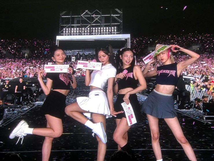 Blackpink đội nón lá, nói tiếng Việt, Jennie dạy Lisa nhảy See tình, bố Jisoo đến Hà Nội xem concert - Hình 6