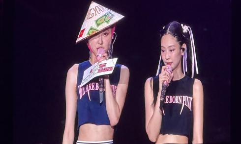 Blackpink đội nón lá, nói tiếng Việt, Jennie dạy Lisa nhảy See tình, bố Jisoo đến Hà Nội xem concert - Hình 5