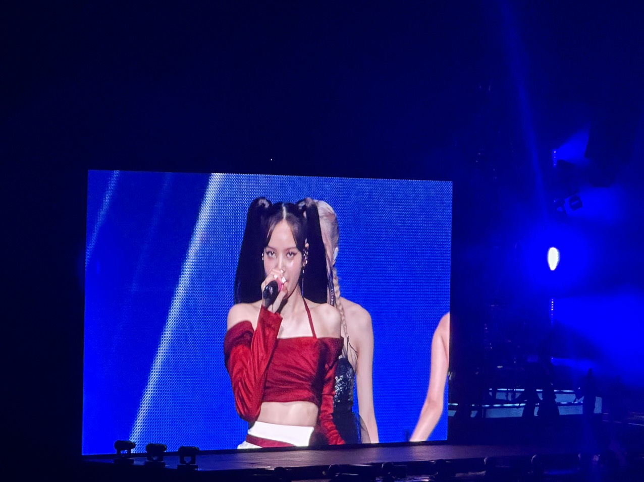 Blackpink đội nón lá, nói tiếng Việt, Jennie dạy Lisa nhảy See tình, bố Jisoo đến Hà Nội xem concert - Hình 2