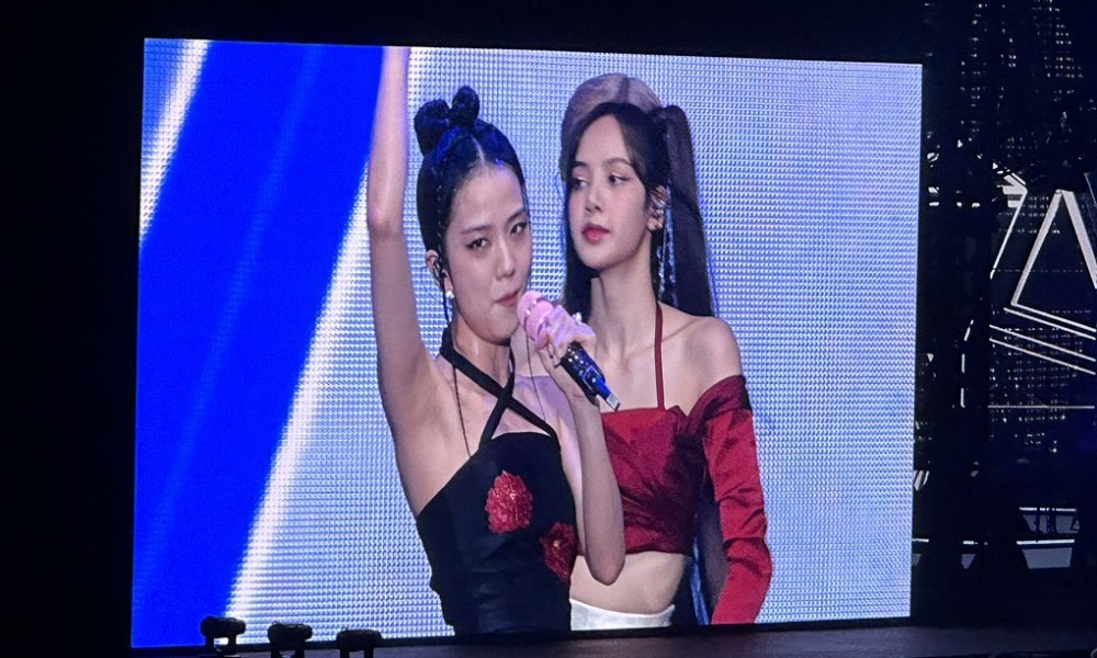 Blackpink đội nón lá, nói tiếng Việt, Jennie dạy Lisa nhảy See tình, bố Jisoo đến Hà Nội xem concert - Hình 1