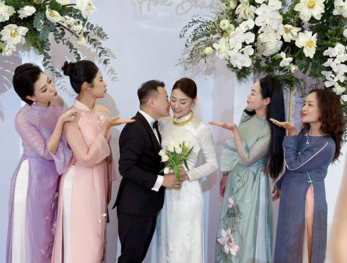 Vợ cũ Shark Bình bị réo về nước xem phim hài lễ cưới Phương Oanh, thái độ tiếp nhận gây sốc CĐM - Hình 1