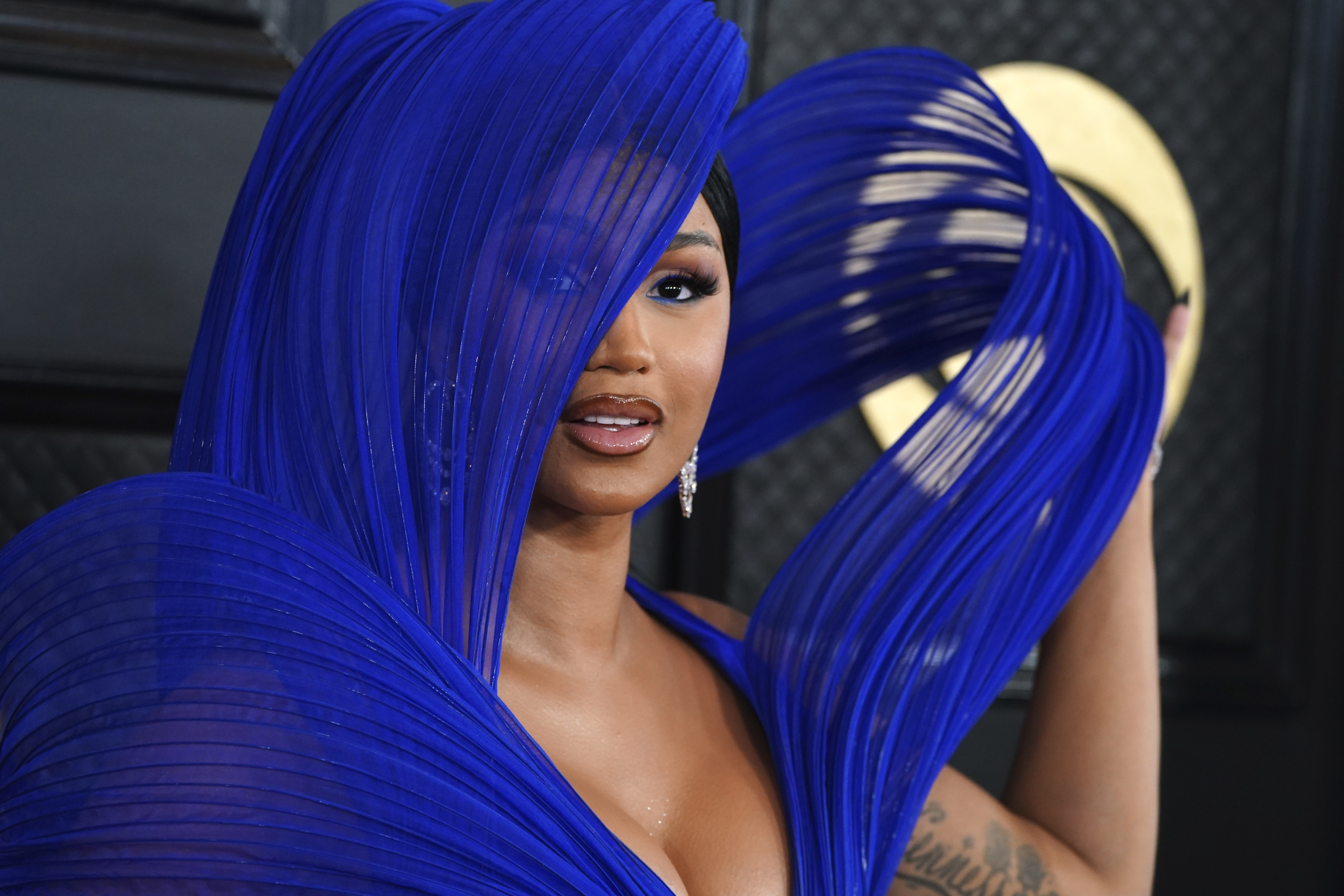 Cardi B nổi điên thẳng tay ném mic vào đầu khán giả khi bị hất nước vào mặt khiến CĐM sửng sốt - Hình 6