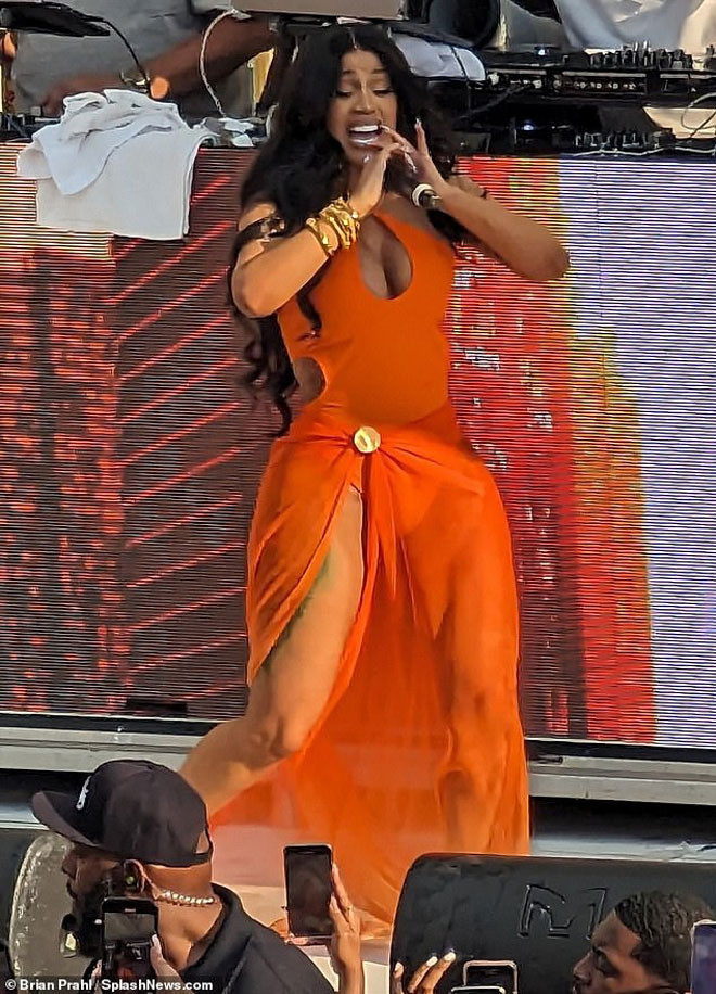 Cardi B nổi điên thẳng tay ném mic vào đầu khán giả khi bị hất nước vào mặt khiến CĐM sửng sốt - Hình 1