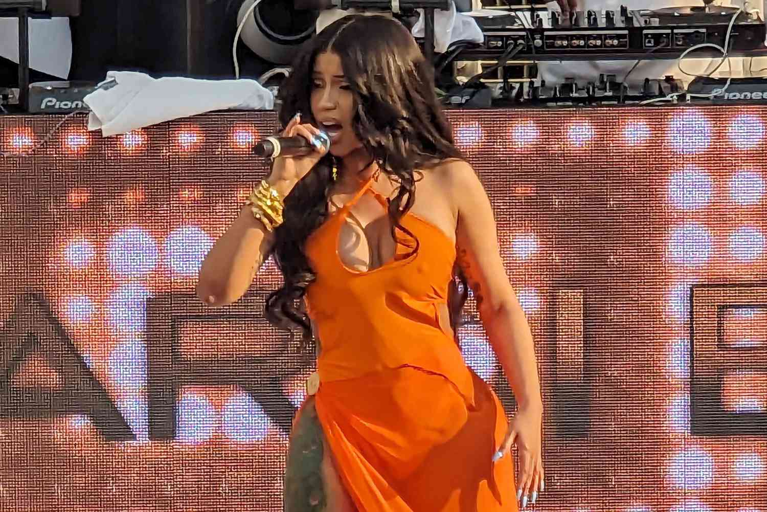Cardi B nổi điên thẳng tay ném mic vào đầu khán giả khi bị hất nước vào mặt khiến CĐM sửng sốt - Hình 3