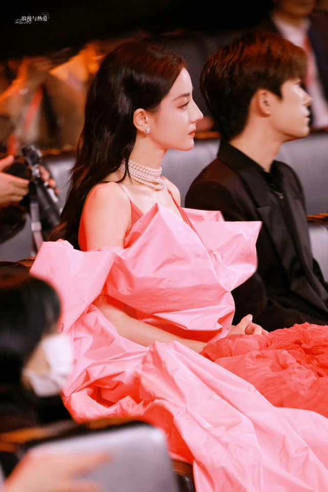 Địch Lệ Nhiệt Ba bám víu Trương Nghệ Mưu để cứu cánh sự nghiệp, sắp kết đôi Dịch Dương Thiên Tỉ? - Hình 7
