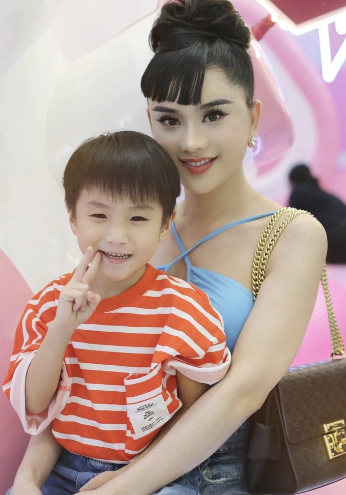 Lâm Khánh Chi khoe ảnh bên quý tử, diện mạo nhóc tì thành tâm điểm, càng lớn càng lộ điểm đặc biệt - Hình 4
