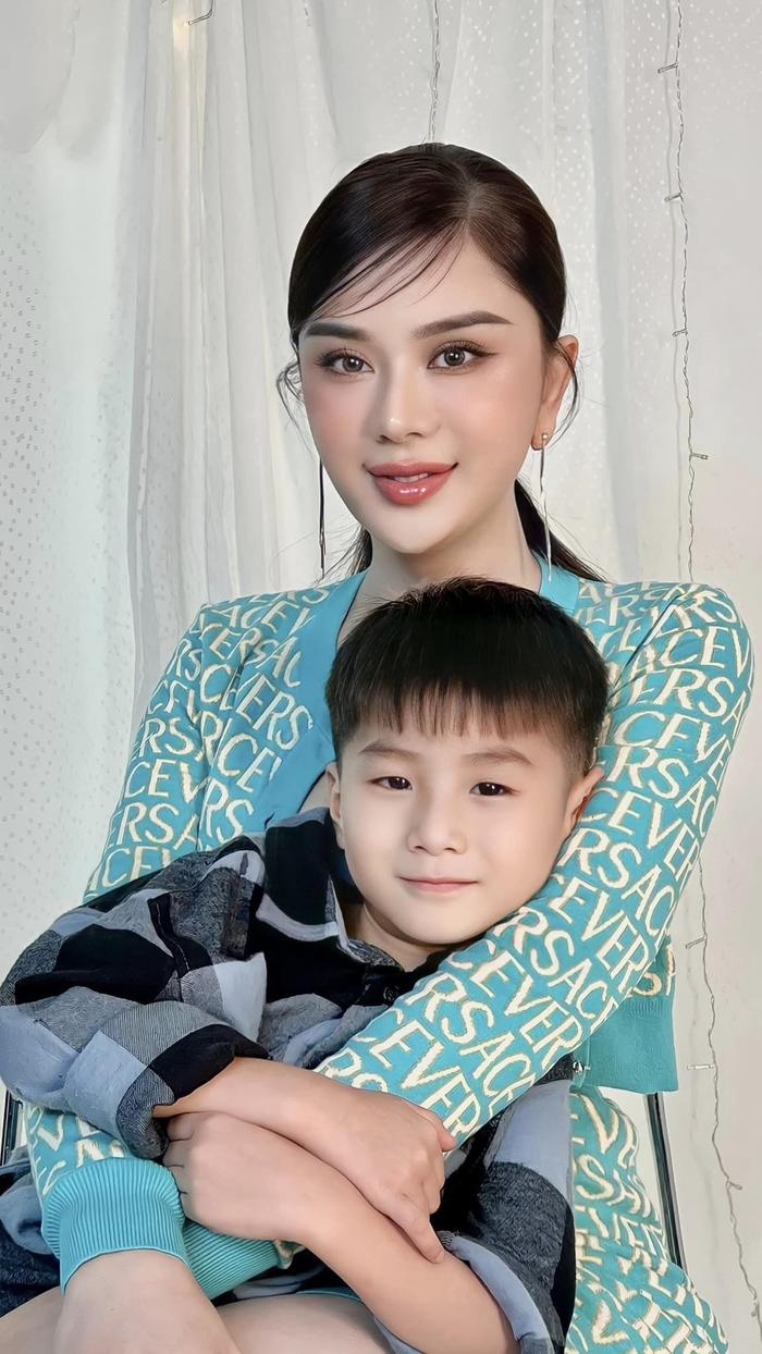 Lâm Khánh Chi khoe ảnh bên quý tử, diện mạo nhóc tì thành tâm điểm, càng lớn càng lộ điểm đặc biệt - Hình 2