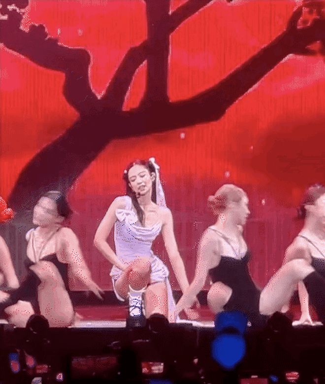 Báo quốc tế rần rần vì màn thăng hạng nhan sắc hậu giảm cân của Jennie (BLACKPINK) ở siêu concert Việt Nam - Hình 4