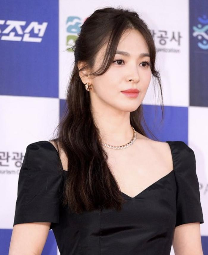 Song Hye Kyo bất ngờ có động thái mạnh tay dằn mặt Song Joong Ki, liền lộ chuyện được 2 cậu ấm để ý - Hình 2