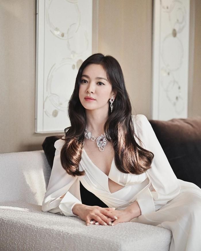 Song Hye Kyo bất ngờ có động thái mạnh tay dằn mặt Song Joong Ki, liền lộ chuyện được 2 cậu ấm để ý - Hình 1