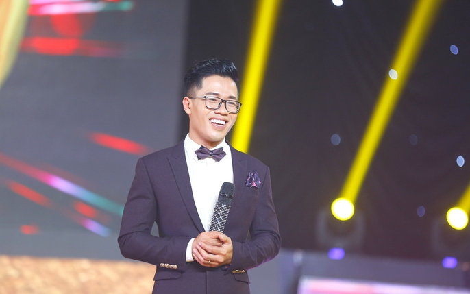 MC Quốc Bình: Bị nghi ngờ giới tính, từng ăn gạch vì bênh Hoài Linh, phản pháo bà Phương Hằng - Hình 7