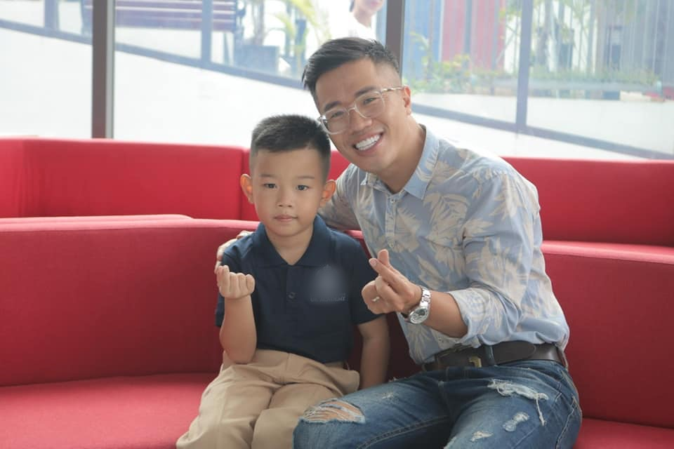 MC Quốc Bình: Bị nghi ngờ giới tính, từng ăn gạch vì bênh Hoài Linh, phản pháo bà Phương Hằng - Hình 5