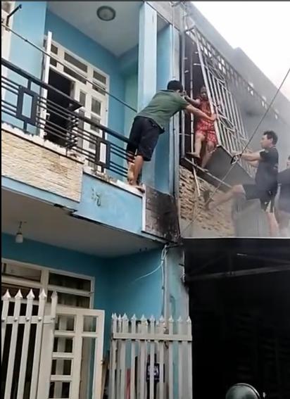 Thót tim giây phút người dân phá chuồng cọp cứu 3 người bị mắc kẹt trong đám cháy tại TP HCM - Hình 1