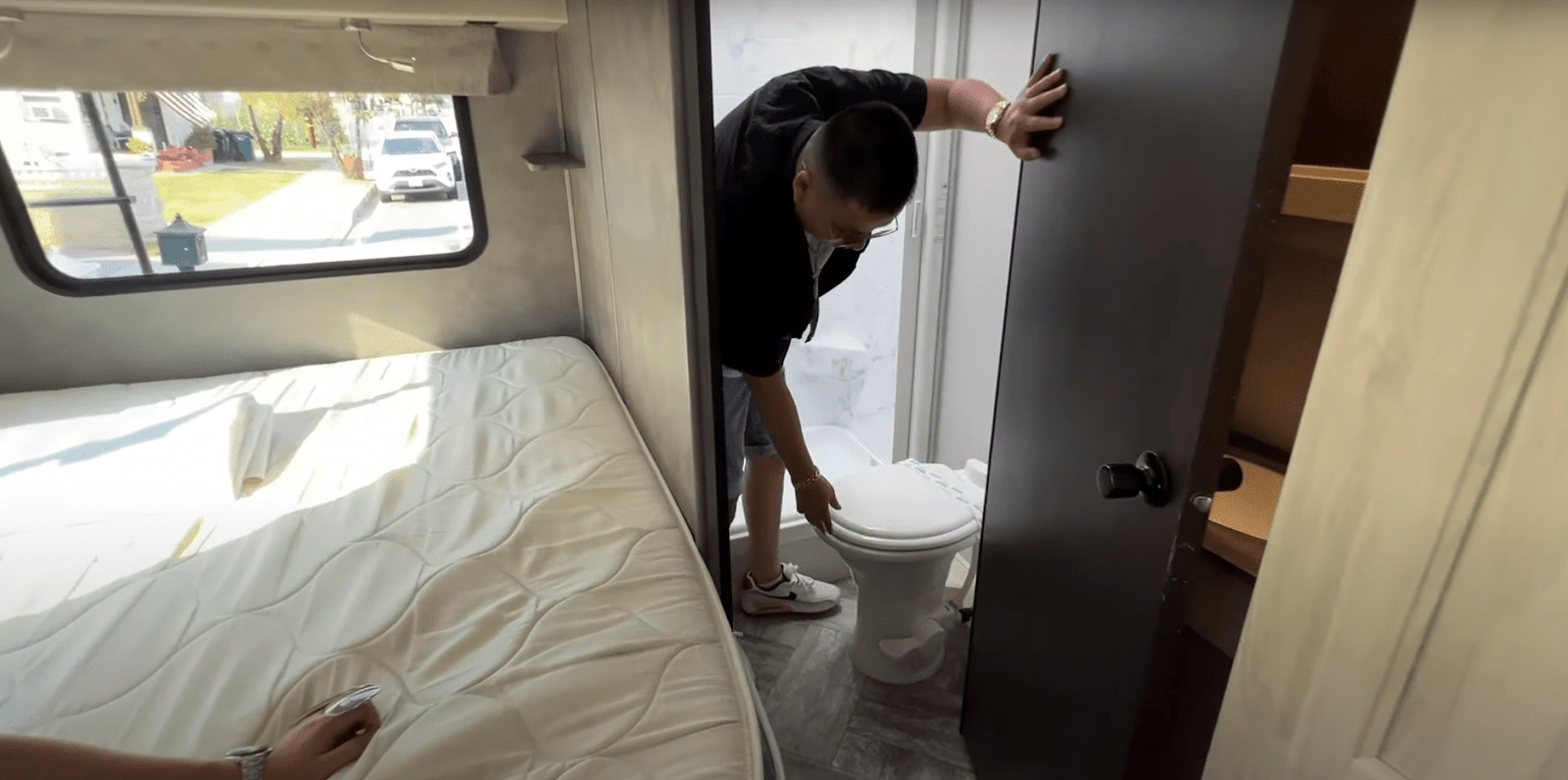 Khoa Pug làm náo loạn Mỹ, lái nhà di động tiền tỷ đi phượt xuyên quốc gia, người đồng hành gây sốc - Hình 4
