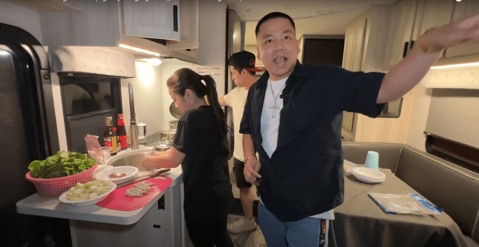 Khoa Pug làm náo loạn Mỹ, lái nhà di động tiền tỷ đi phượt xuyên quốc gia, người đồng hành gây sốc - Hình 6