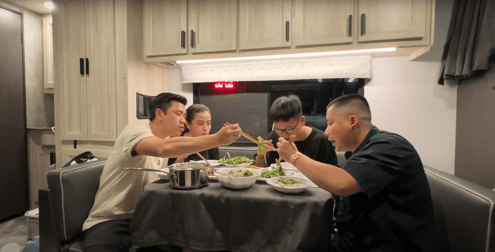 Khoa Pug làm náo loạn Mỹ, lái nhà di động tiền tỷ đi phượt xuyên quốc gia, người đồng hành gây sốc - Hình 7
