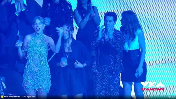 Taylor Swift tiếp tục cho Blackpink hít khói, bị khui chuyện từng làm bẽ mặt Lisa ở sự kiện - Hình 11