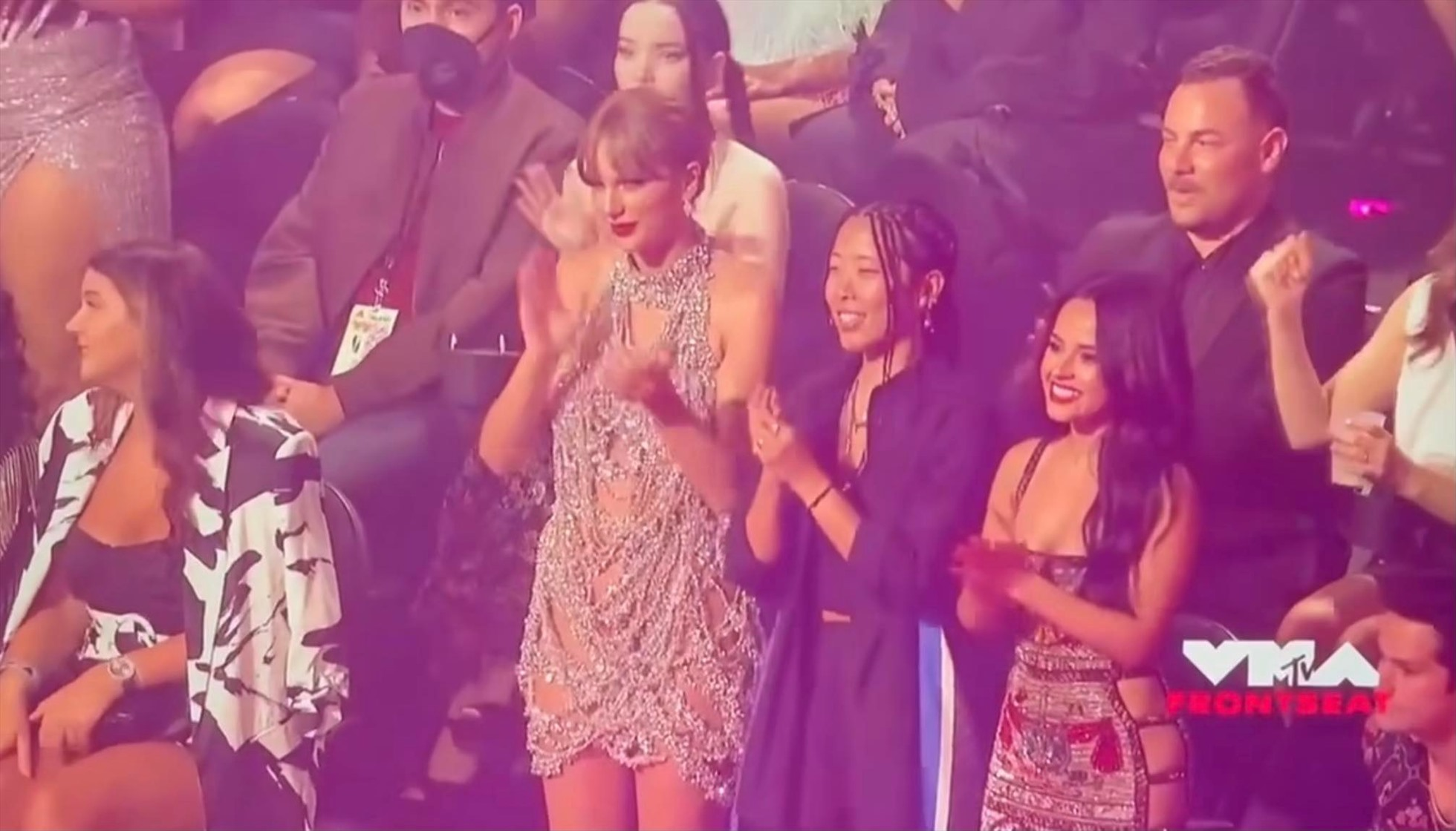 Taylor Swift tiếp tục cho Blackpink hít khói, bị khui chuyện từng làm bẽ mặt Lisa ở sự kiện - Hình 9