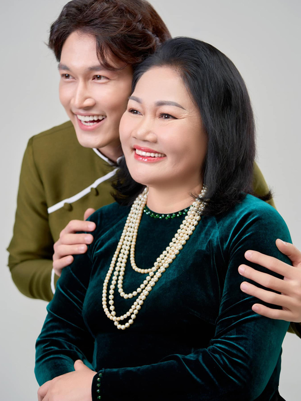 Mẹ ruột trẻ đẹp của Đình Tú: Chồng mất sớm, cả đời chỉ chăm lo cho con - Hình 8