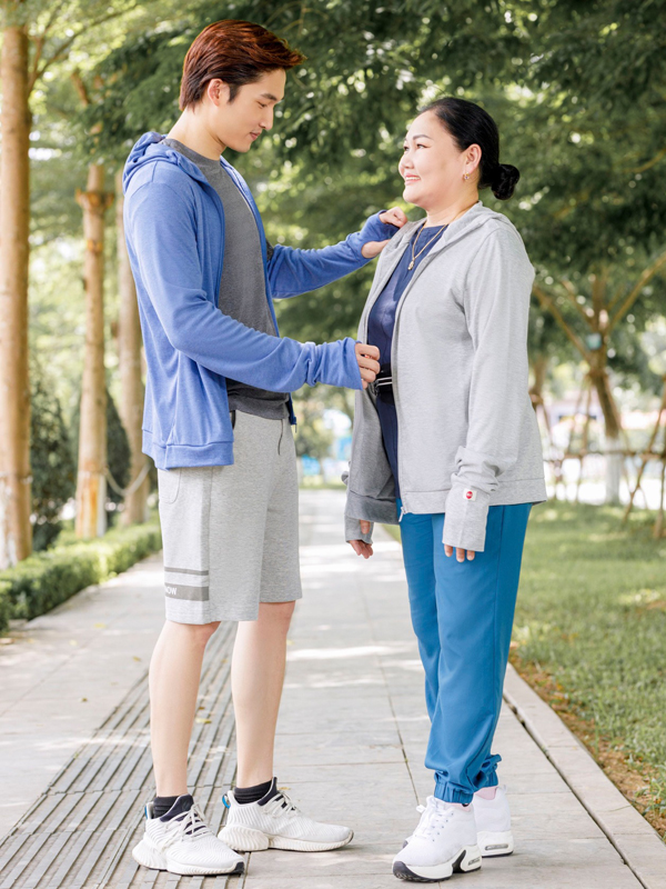 Mẹ ruột trẻ đẹp của Đình Tú: Chồng mất sớm, cả đời chỉ chăm lo cho con - Hình 2