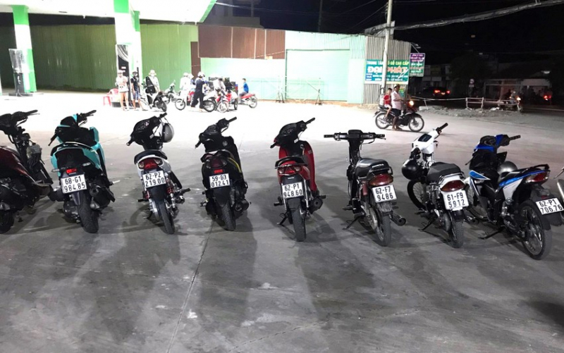 Nhóm quái xế lạng lách đánh võng mừng sinh nhật đàn anh - Hình 2