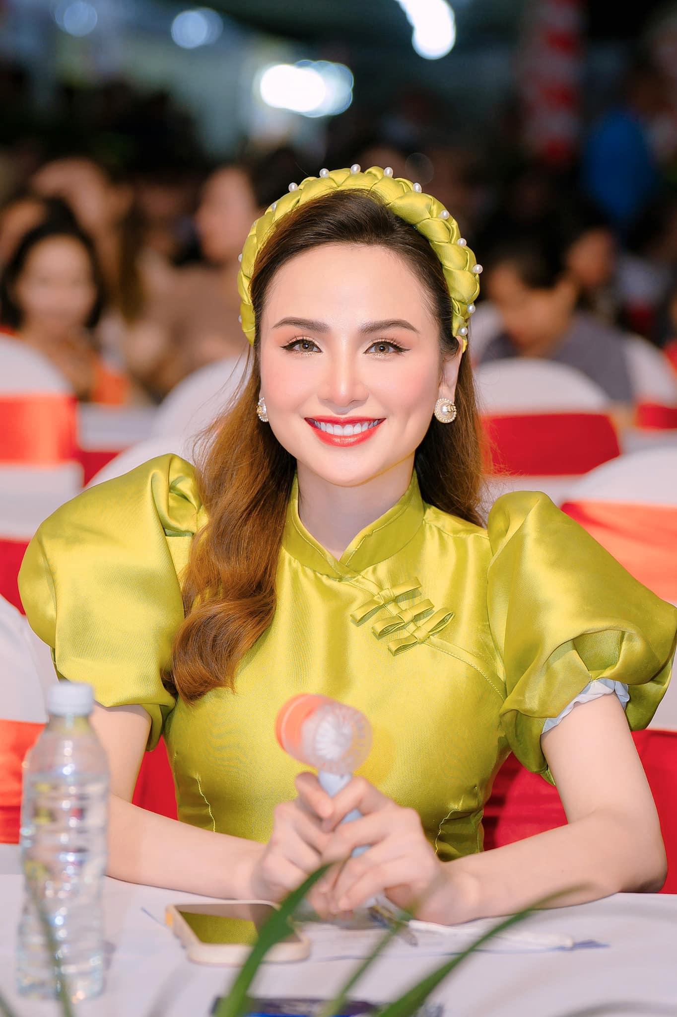 Hoa hậu Diễm Hương đào lại ồn ào bị mẹ từ mặt, nức nở nhắc về gia đình, cảnh tượng ai nghe cũng xót - Hình 1