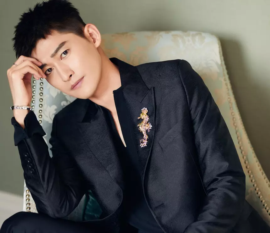 Địch Lệ Nhiệt Ba bất ngờ bị gọi là bản sao của Angelababy, CĐM đưa ra lý do thuyết phục? - Hình 9