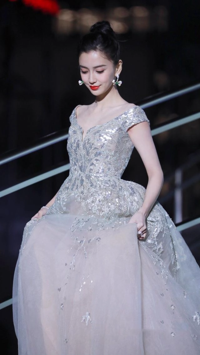 Địch Lệ Nhiệt Ba bất ngờ bị gọi là bản sao của Angelababy, CĐM đưa ra lý do thuyết phục? - Hình 4