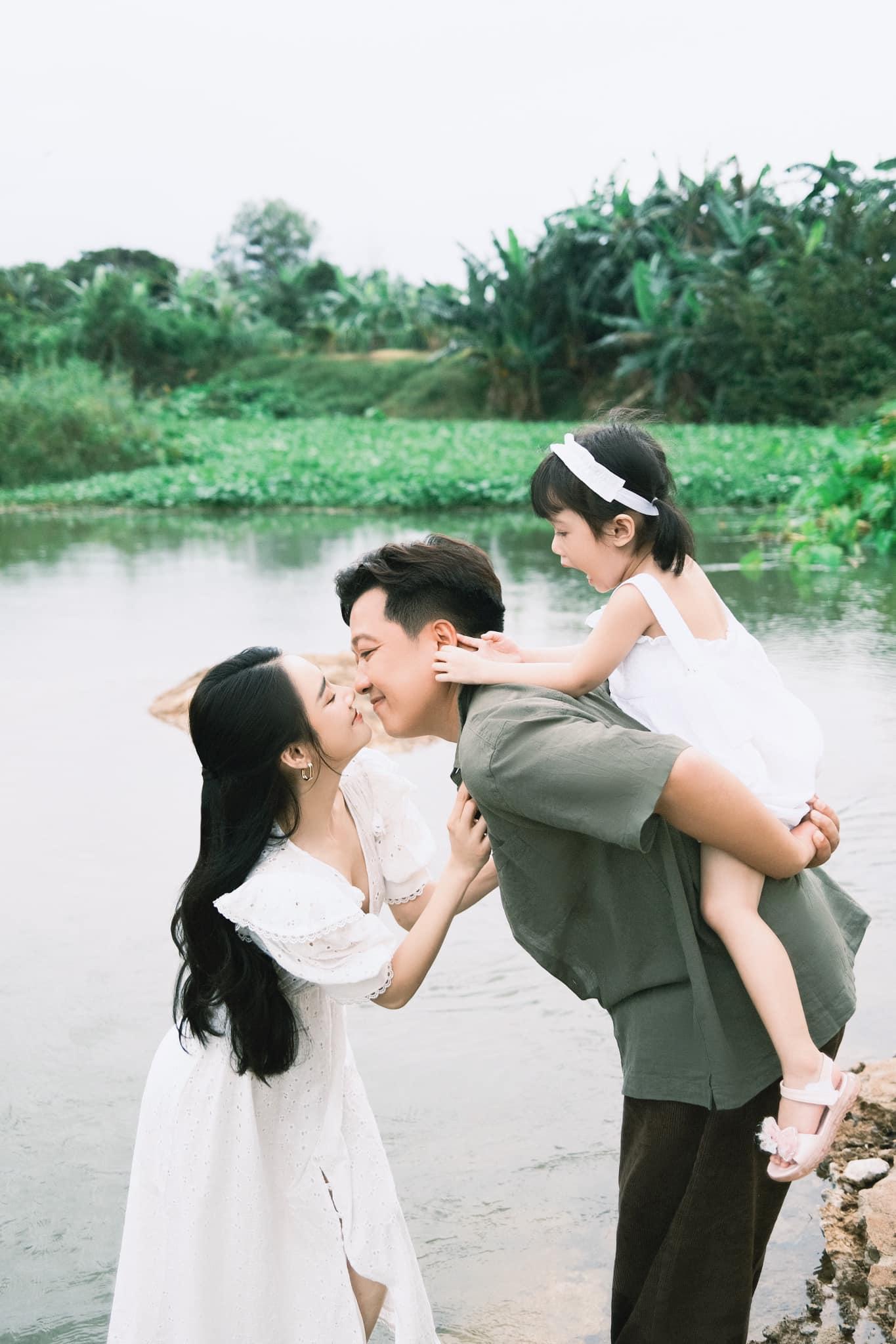 Nhã Phương oan gia ngõ hẹp đụng mặt Nam Em, chễm chệ xem tình cũ ông xã catwalk, CĐM soi rõ thái độ - Hình 5