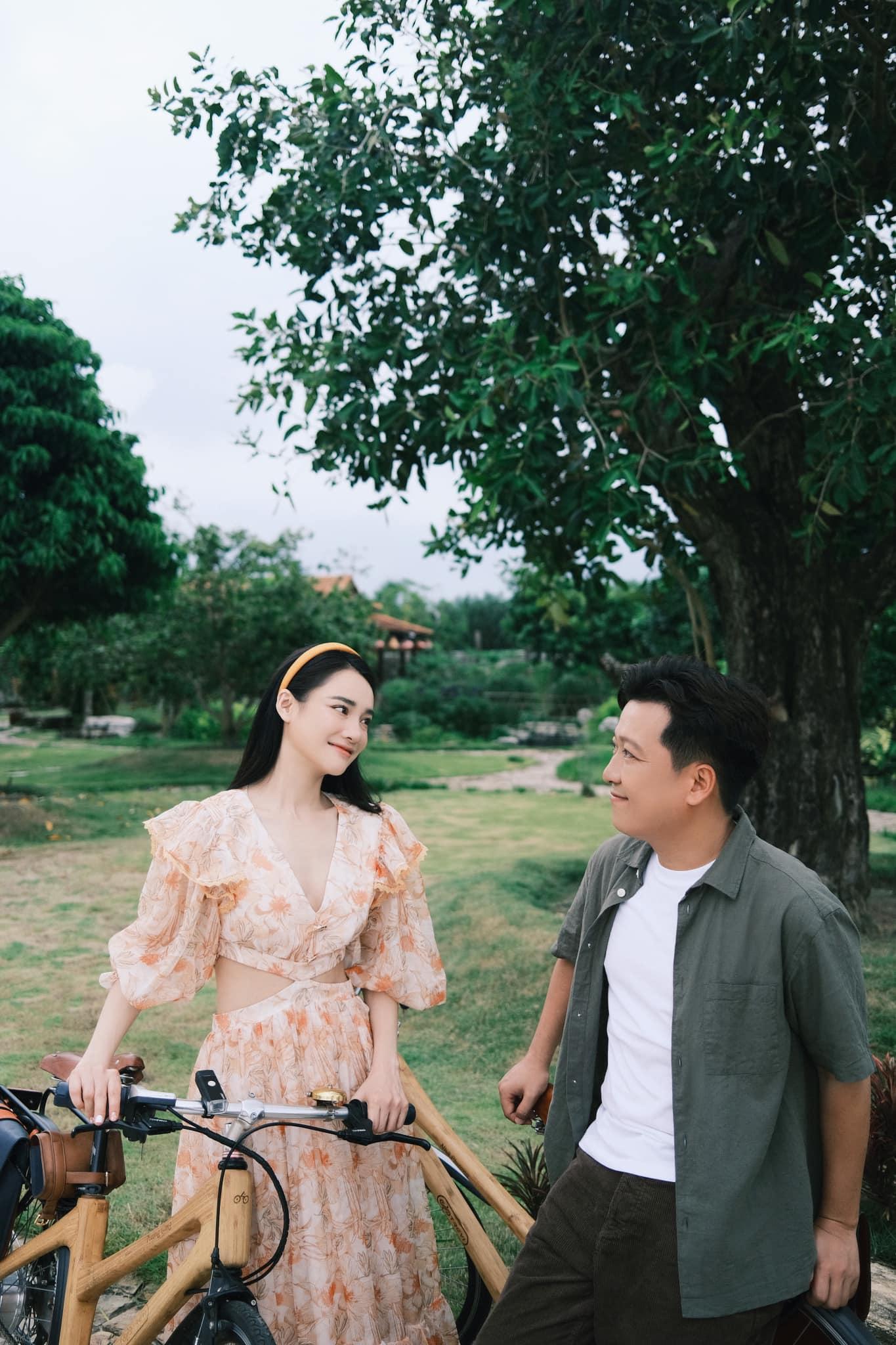 Nhã Phương oan gia ngõ hẹp đụng mặt Nam Em, chễm chệ xem tình cũ ông xã catwalk, CĐM soi rõ thái độ - Hình 3