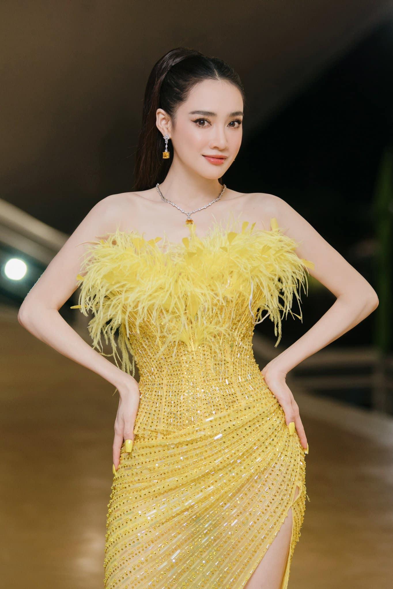 Nhã Phương oan gia ngõ hẹp đụng mặt Nam Em, chễm chệ xem tình cũ ông xã catwalk, CĐM soi rõ thái độ - Hình 2