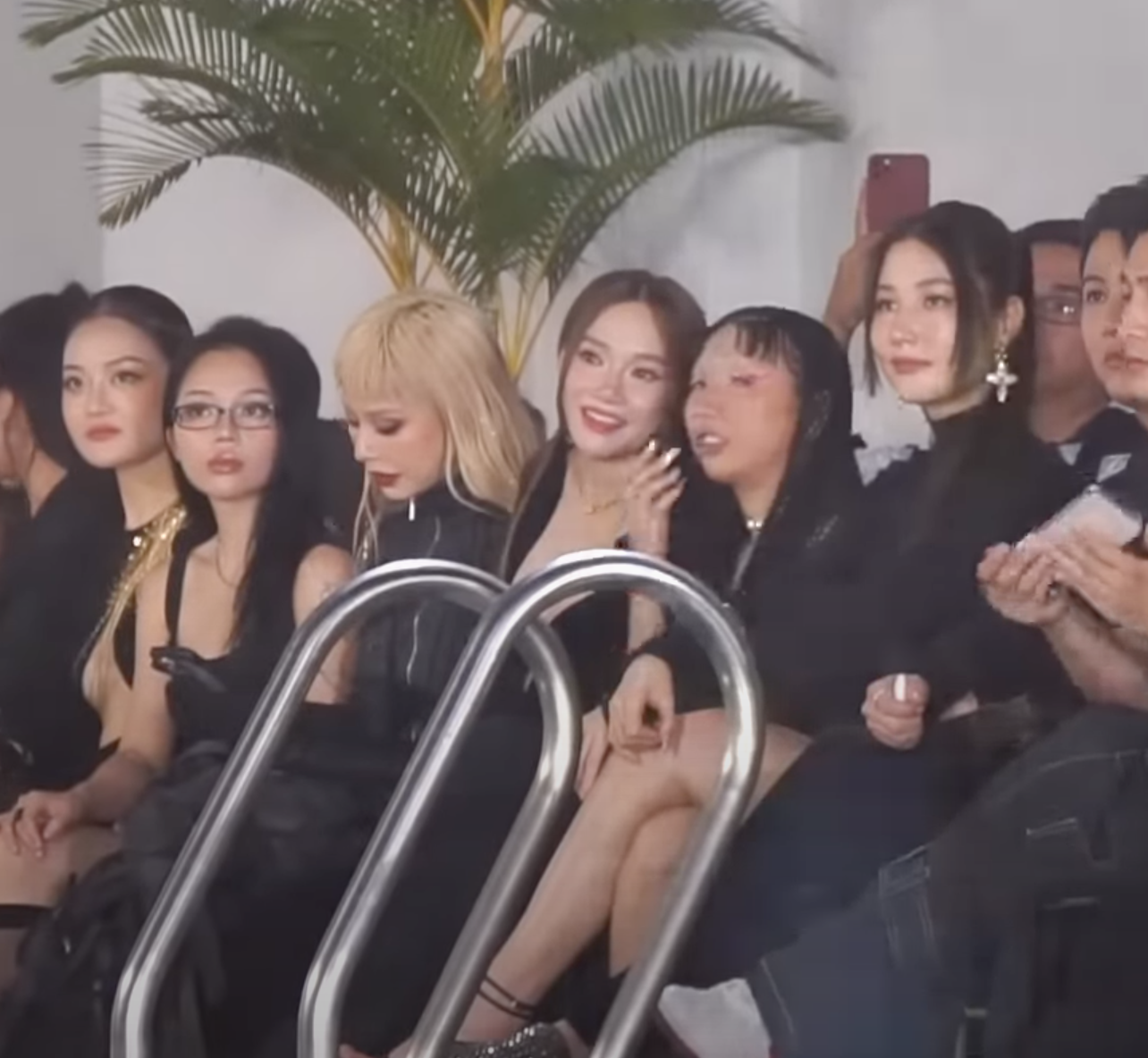 Nhã Phương oan gia ngõ hẹp đụng mặt Nam Em, chễm chệ xem tình cũ ông xã catwalk, CĐM soi rõ thái độ - Hình 8