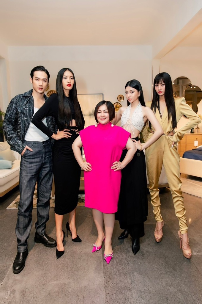 Anh Thư té sải lai trên sân khấu chung kết The Face Vietnam, netizen đau giúp nữ siêu mẫu - Hình 1