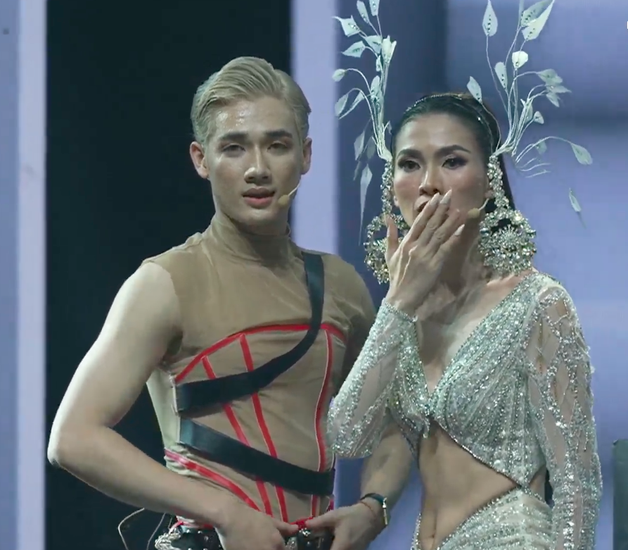 Anh Thư té sải lai trên sân khấu chung kết The Face Vietnam, netizen đau giúp nữ siêu mẫu - Hình 3